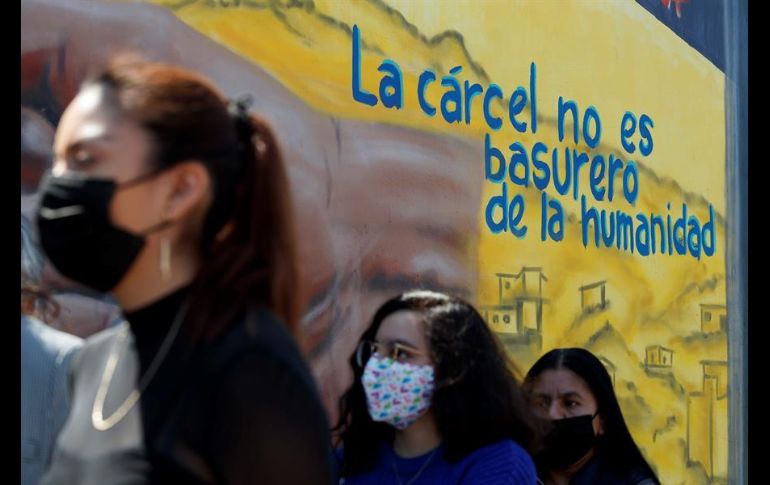 La pintura fue visitada por varias personas este sábado tras la ceremonia. EFE/J. Méndez