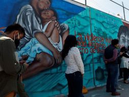 La pintura fue visitada por varias personas este sábado tras la ceremonia. EFE/J. Méndez