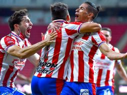 Antonio Briseño, Alexis Vega y Uriel Antuna celebran una de las anotaciones. IMAGO 7/S. Bautista