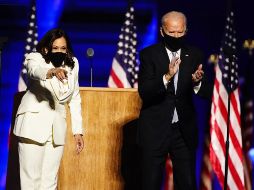 La vicepresidente electa de EU, Kamala Harris (i), y el presidente electo, Joe Biden, celebran un acto en Wilmington, Delaware. EFE/J. Lo Scalzo