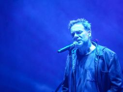 Sentado y con micrófono en mano, el cantante argentino manipuló secuencias entre las estrofas de sus canciones. NTX/ARCHIVO