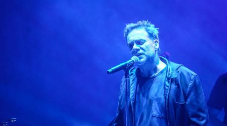 Sentado y con micrófono en mano, el cantante argentino manipuló secuencias entre las estrofas de sus canciones. NTX/ARCHIVO