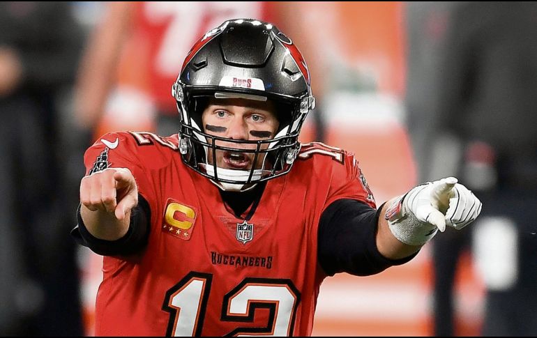 Tom Brady se disputa con Drew Brees el primer sitio de más pases de anotación de la historia; esta noche es su rival. AFP/S. Stier