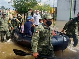 Soldados asisten a residentes tabasqueños tras el paso de “Eta”. ESPECIAL