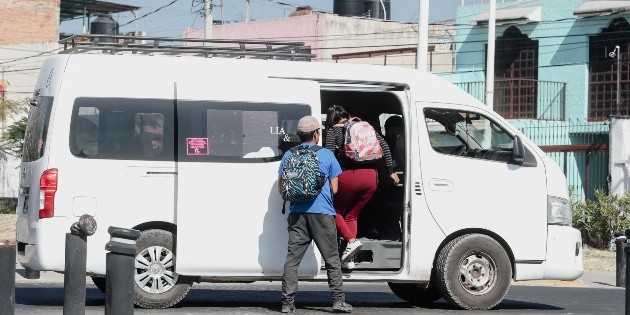 Ante fallas de transporte por Bot&oacute;n de Emergencia, tapat&iacute;os suben a unidades irregulares