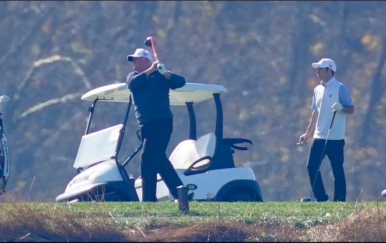 Donald Trump juega en su campo de golf este domingo en Sterling, Virginia. AP/S. Helber