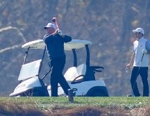 Donald Trump juega en su campo de golf este domingo en Sterling, Virginia. AP/S. Helber