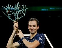 Tras un duelo de alto nivel, Medvedev, sensación del circuito en 2019, ganó su primer trofeo del curso 2020, el octavo de su carrera. AP / C. Ena