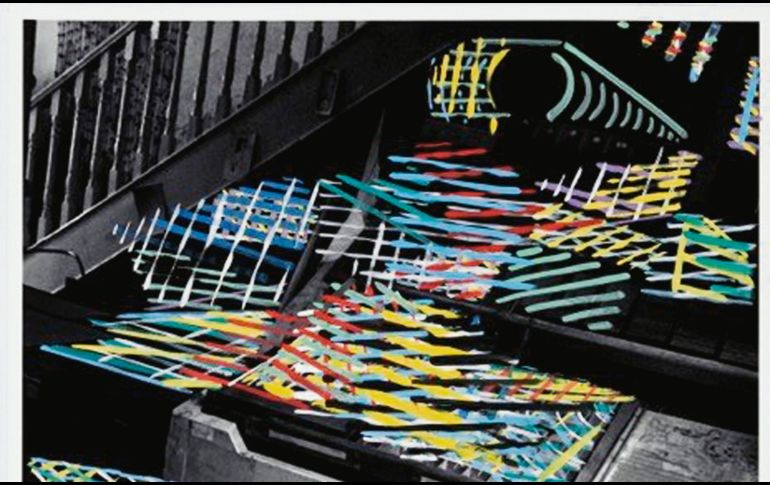 “Poema”. Una de las piezas que conforman  el proyecto “Tipografías”, donde Roberto Rébora interviene con el trazo y el color fotografías en blanco y negro. CORTESÍA