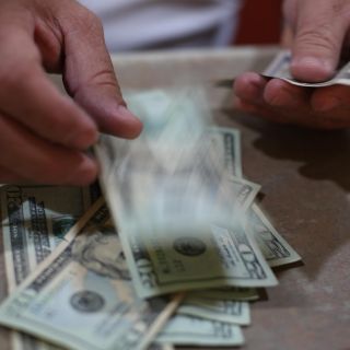 Dólar se hunde y se cotiza a 20.03 pesos tras triunfo de Biden