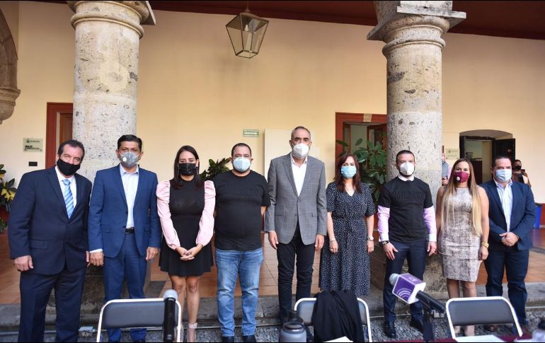 Los diputados entregaron un reconocimiento a Nariz Roja por su  labor, durante más de 10 años. TWITTER / @SalvadorCaro