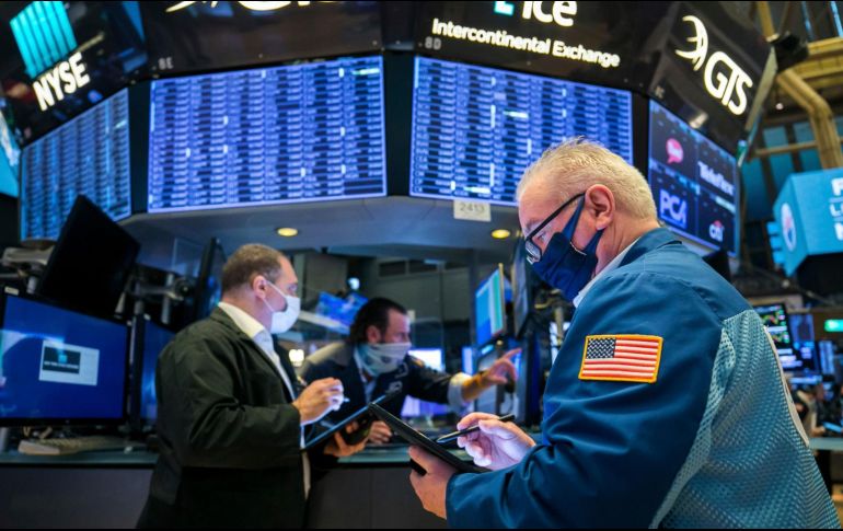 Corredores trabajan hoy en la Bolsa de Nueva York. El Dow Jones abrió con un récord intradía, rozando los 30 mil puntos. AP/New York Stock Exchange/C. Crow