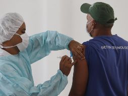 Con el estudio interrumpido, no se pueden vacunar nuevos voluntarios. XINHUA / L. Tavora