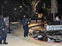 La noche de ayer lunes, policías de Cancún hicieron disparos al aire para dispersar a las manifestantes que llegaron a la puerta del Palacio de Gobierno. AFP / ARCHIVO
