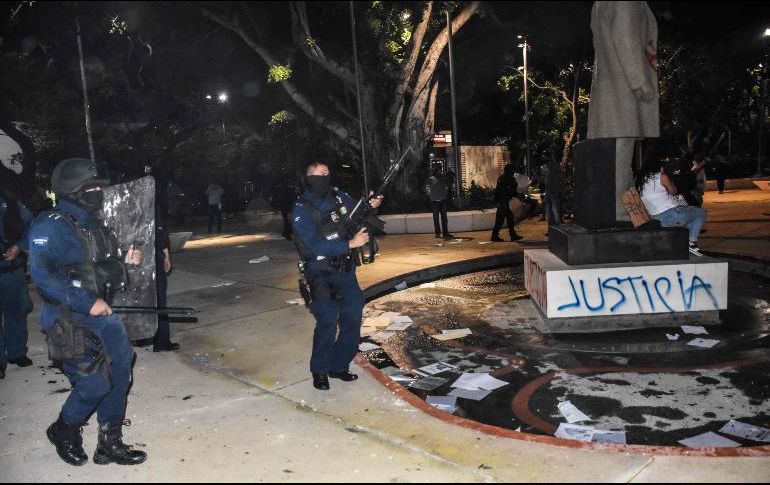 La noche de ayer lunes, policías de Cancún hicieron disparos al aire para dispersar a las manifestantes que llegaron a la puerta del Palacio de Gobierno. AFP / ARCHIVO