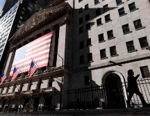 Gente pasa cerca de la Bolsa de Valores de Nueva York. EFE/J. Lane