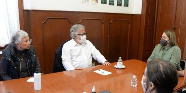 Manifestantes que entraron por la fuerza a Segob dialogan con autoridades