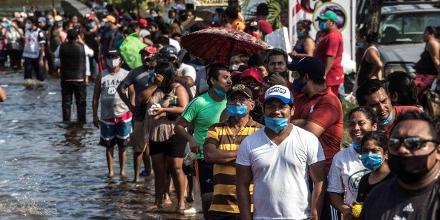 Inundaciones en Tabasco: damnificados hacen fila por una despensa por horas