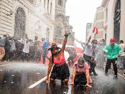 Decenas de manifestantes calificaron la destitución como “golpe de Estado disfrazado”. AFP/E. Benavides