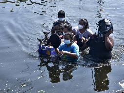 Una familia camina por las calles inundadas de Villahermosa. EFE/J. Ávalos