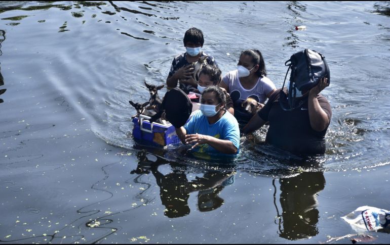 Una familia camina por las calles inundadas de Villahermosa. EFE/J. Ávalos