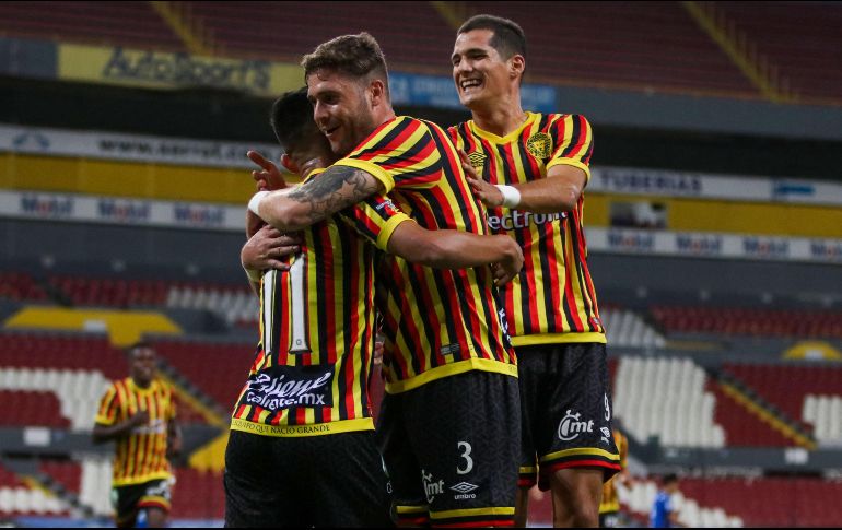 Daniel Amador, Arturo Ortíz y José González celebran el gol, que selló la victoria. IMAGO7/F. Meza