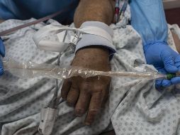 Autoridades reportaron este martes a seis mil 170 personas hospitalizadas con coronavirus. AFP / ARCHIVO