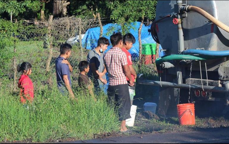 Niños recogen agua de un carro tanque en el distrito de Tierras Altas en la provincia de Chiriquí, Panamá. EFE/M. Rosario