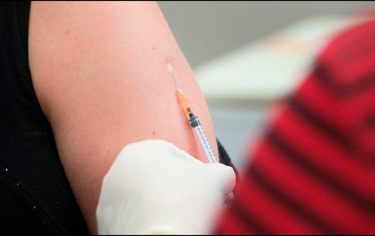 La supervisión a los voluntarios a los que se les aplique la vacuna se realizará durante un año. AFP/ARCHIVO