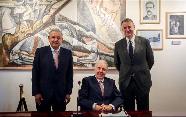 López Obrador posa con Bernardo Sepúlveda, presidente de Altán Redes y el director general, Salvador Álvarez. EFE/Presidencia