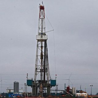 Petróleo sube previo a informe sobre reservas en EU