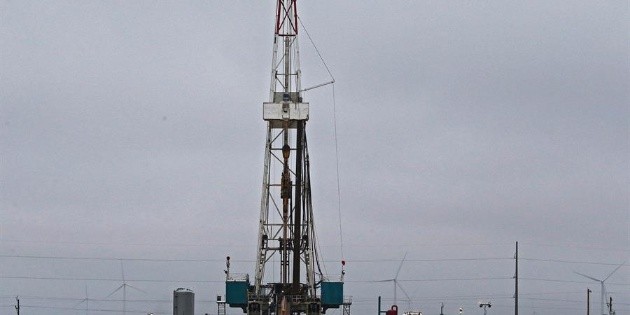 Petr&oacute;leo sube previo a informe sobre reservas en EU