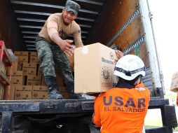 Autoridades de El Salvador descargan cajas con alimentos para apoyar a las comunidades de Guatemala y Honduras afectadas por este desastre natural. EFE/Gobierno de El Salvador