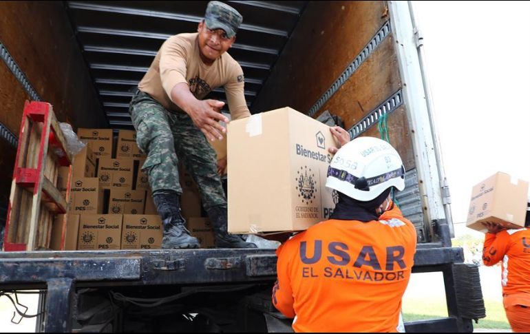 Autoridades de El Salvador descargan cajas con alimentos para apoyar a las comunidades de Guatemala y Honduras afectadas por este desastre natural. EFE/Gobierno de El Salvador