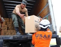 Autoridades de El Salvador descargan cajas con alimentos para apoyar a las comunidades de Guatemala y Honduras afectadas por este desastre natural. EFE/Gobierno de El Salvador