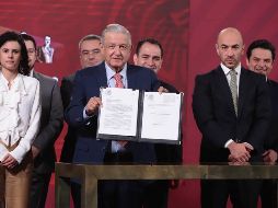 El Mandatario firmó la iniciativa de ley para ''poner orden'' en la subcontratación y que tiene como objeto acabar con la defraudación fiscal y la afectación en los derechos de los trabajadores. SUN / B. Fregoso