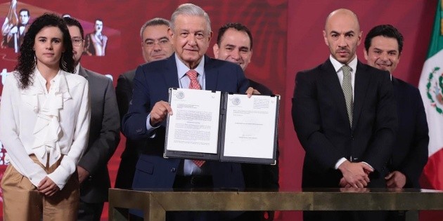 AMLO presenta propuesta de reforma para ''poner orden'' al outsourcing