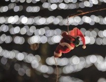 Conte aprovechó para pedir a los niños que pongan debajo del árbol de Navidad, además de leche caliente y galletas, un frasco de gel desinfectante. AP/ARCHIVO
