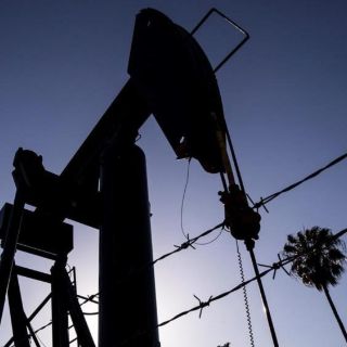 El petróleo cae tras aumento de los stocks de crudo de EU