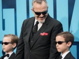 Miguel Bosé con sus dos hijos biológicos.  GETTY IMAGES