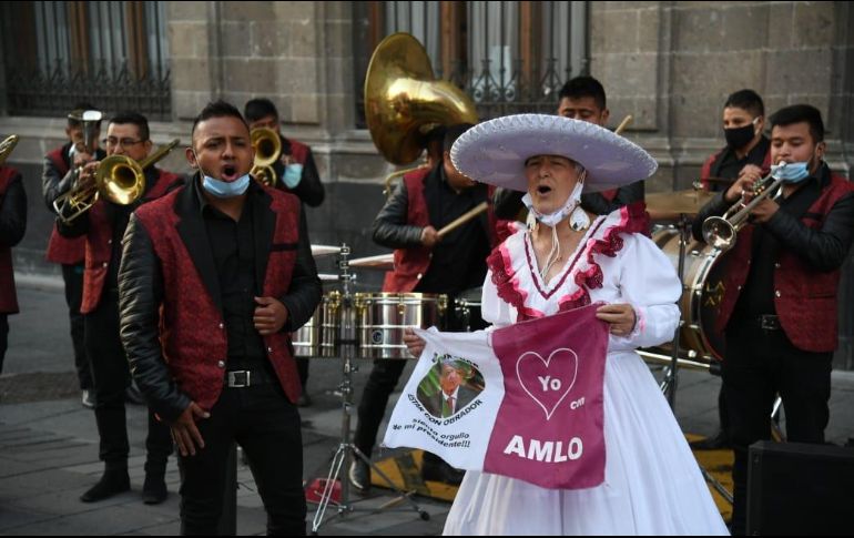 Adelitas llevan música de banda a las afueras de Palacio Nacional por el cumpleaños del Presidente. SUN / H. García