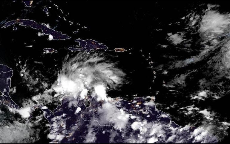 Fotografía satelital cedida por la Oficina Nacional de Administración Oceánica y Atmosférica (NOAA) donde se muestra la localización de la tormenta tropical 