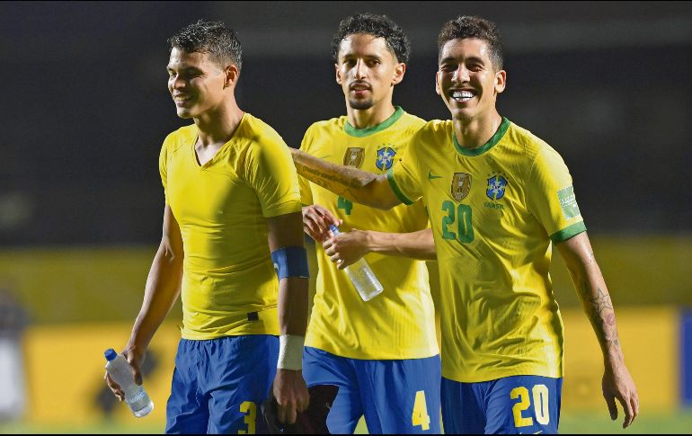 Roberto Firmino (#20) festeja con sus compañeros tras anotar el gol del triunfo. AP