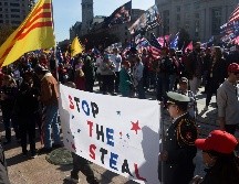 Muchos manifestantes agitaban banderas de ''Trump 2020'' y algunos portaban pancartas en las que podía leerse ''Mejor presidente de la historia'' o ''Detengan el robo''. AFP / O. Douliery
