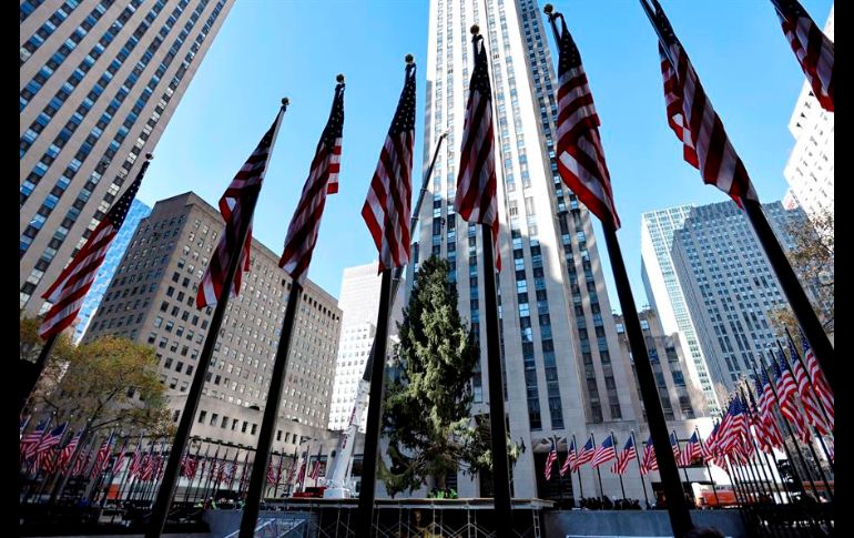 Con restricciones debido a la pandemia de coronavirus, el encendido del árbol de Navidad se mantiene como una de las principales tradiciones en Nueva York. EFE/P. Foley