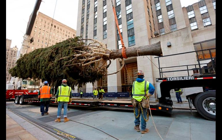 Con restricciones debido a la pandemia de coronavirus, el encendido del árbol de Navidad se mantiene como una de las principales tradiciones en Nueva York. EFE/P. Foley