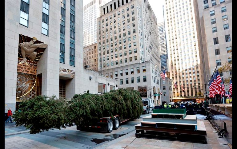 Con restricciones debido a la pandemia de coronavirus, el encendido del árbol de Navidad se mantiene como una de las principales tradiciones en Nueva York. EFE/P. Foley