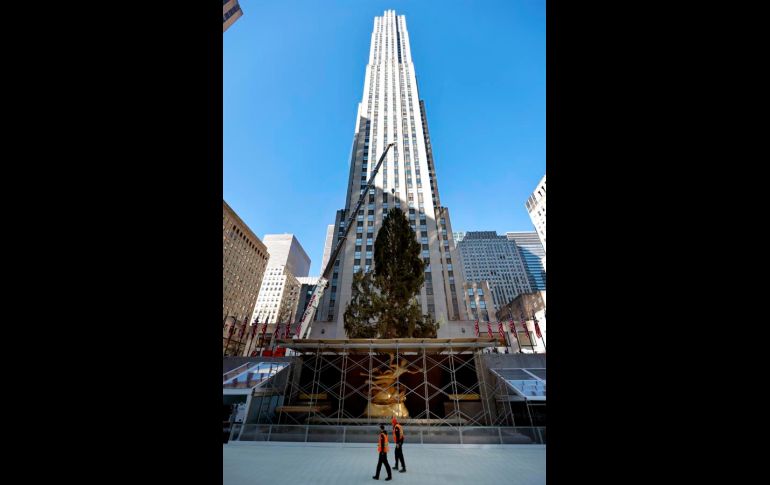 Con restricciones debido a la pandemia de coronavirus, el encendido del árbol de Navidad se mantiene como una de las principales tradiciones en Nueva York. EFE/P. Foley