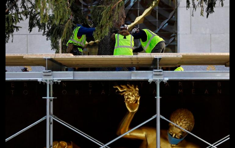 Con restricciones debido a la pandemia de coronavirus, el encendido del árbol de Navidad se mantiene como una de las principales tradiciones en Nueva York. EFE/P. Foley