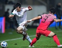 Hirving Lozano y Ju-Yong Lee se disputan el balón durante el encuentro. IMAGO 7/E. Espinosa